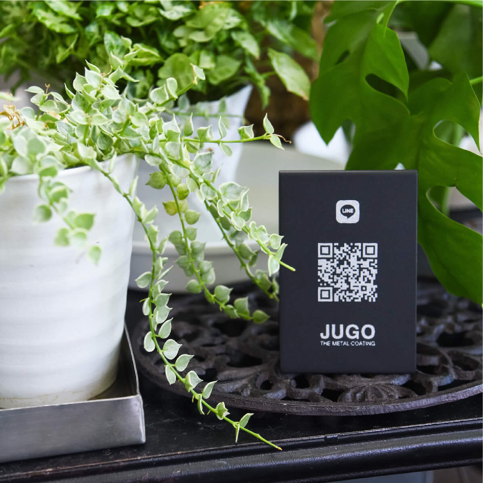 JUGO STAND_ずっと使える。<br />
高耐久・リメイクもできる、持続可能なアイテム。<br />
Satin Black × White